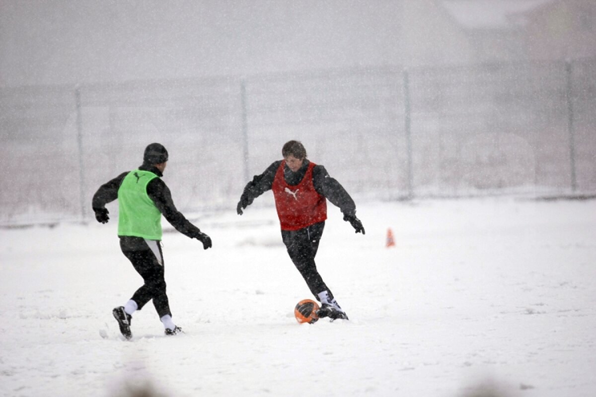 FOTO » Rapidiştii au jucat fotbal pe zăpadă la Buftea
