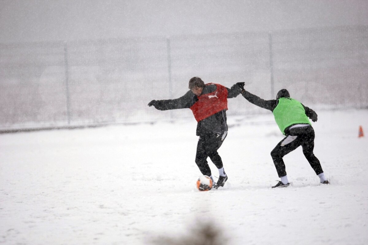 FOTO » Rapidiştii au jucat fotbal pe zăpadă la Buftea