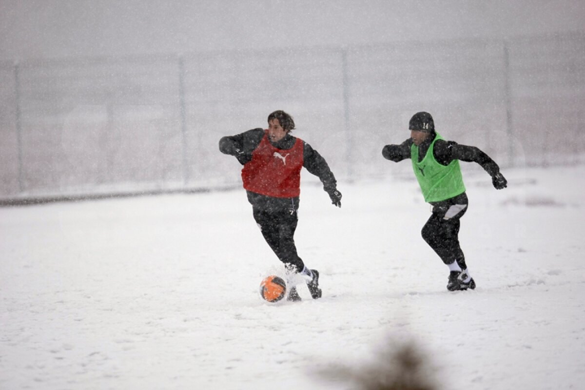 FOTO » Rapidiştii au jucat fotbal pe zăpadă la Buftea