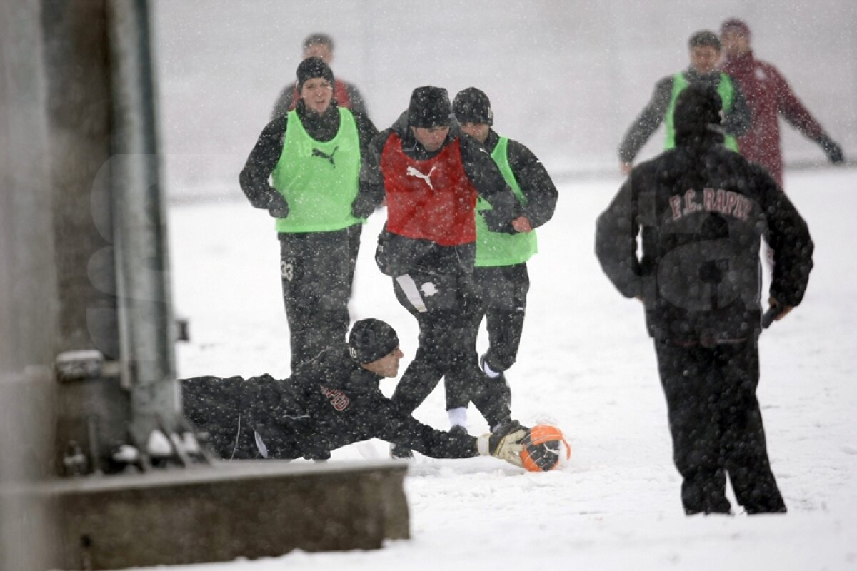 FOTO » Rapidiştii au jucat fotbal pe zăpadă la Buftea