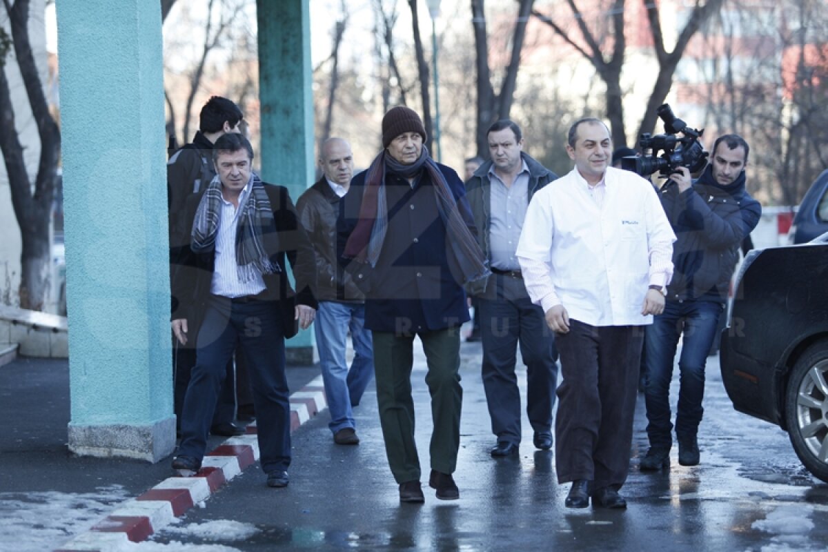 Mircea Lucescu a ieşit din spital: "Îmi pare rău că am lovit un tramvai care staţiona" ;)