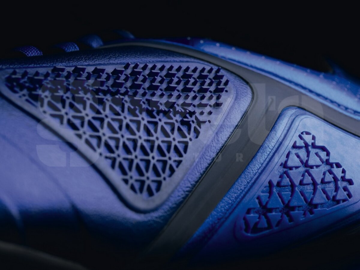 O nouă mare dilemă pentru fotbaliştii care se pricep la toate » Nike i-a pus în încurcătură!