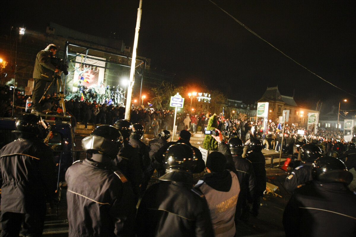 FOTO Aproape 2.000 de fani s-au adunat în Piaţa Constituţiei: "Suporteri, nu infractori"