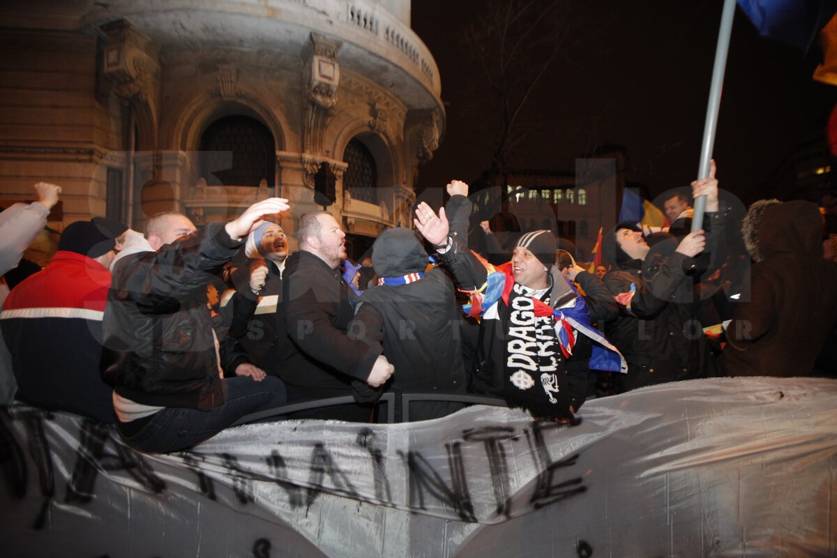 FOTO Aproape 2.000 de fani s-au adunat în Piaţa Constituţiei: "Suporteri, nu infractori"