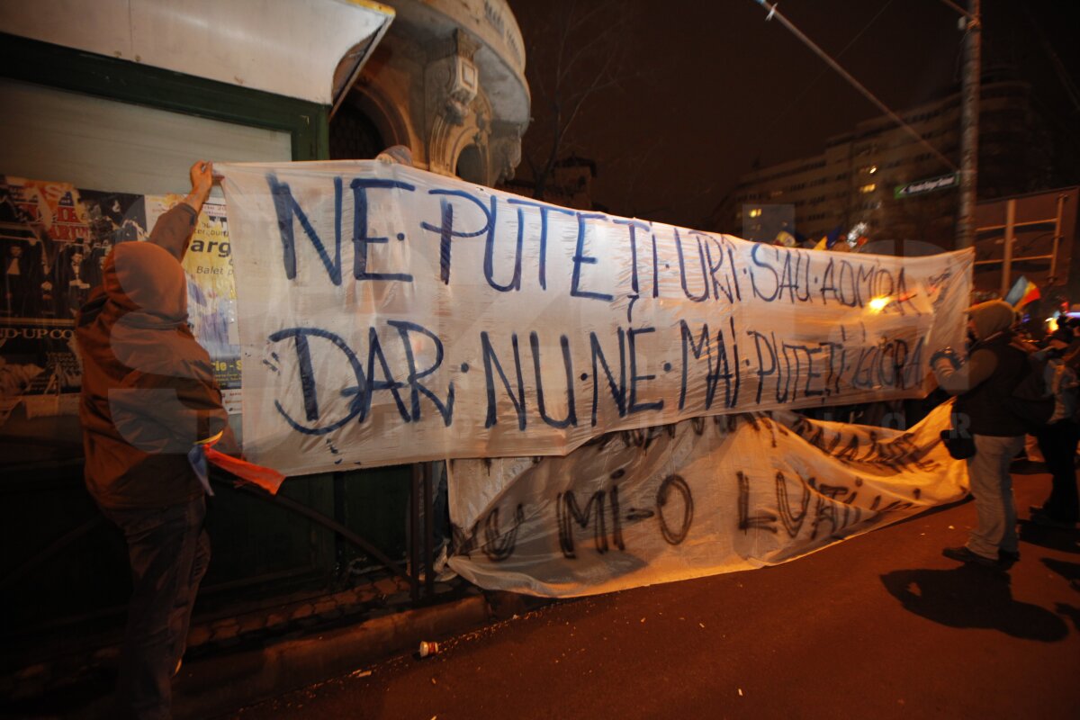 FOTO Aproape 2.000 de fani s-au adunat în Piaţa Constituţiei: "Suporteri, nu infractori"