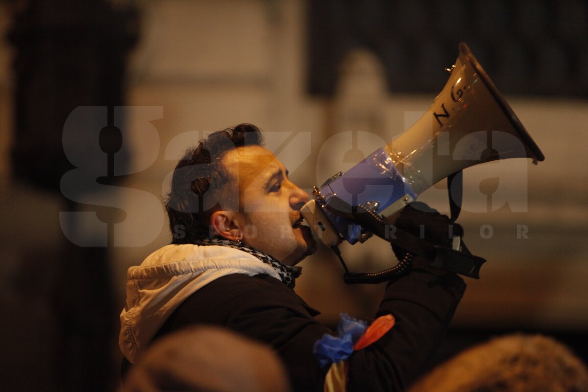 FOTO Aproape 2.000 de fani s-au adunat în Piaţa Constituţiei: "Suporteri, nu infractori"