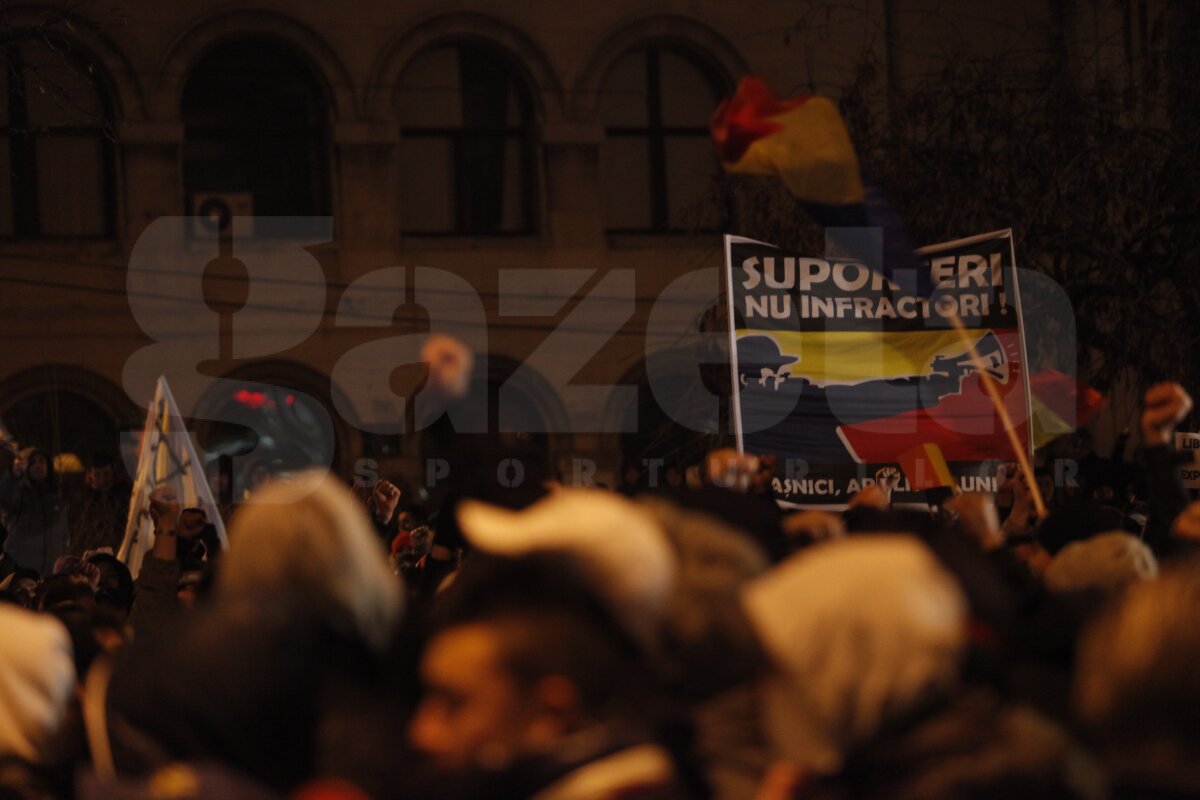 FOTO Aproape 2.000 de fani s-au adunat în Piaţa Constituţiei: "Suporteri, nu infractori"