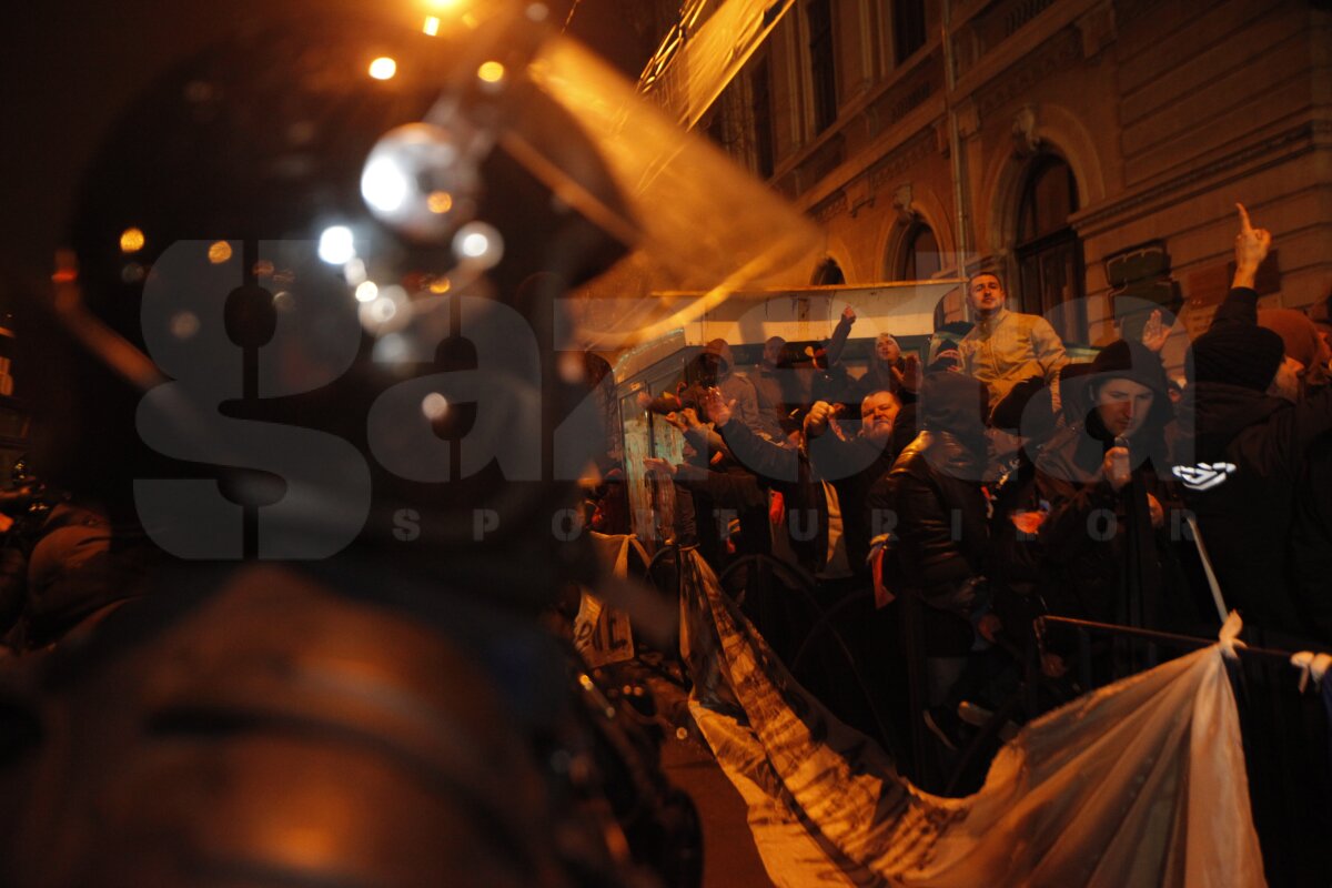 FOTO Aproape 2.000 de fani s-au adunat în Piaţa Constituţiei: "Suporteri, nu infractori"