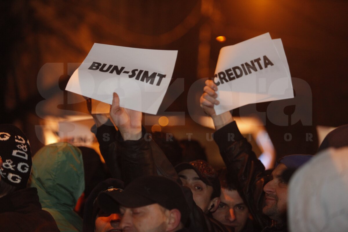 FOTO Aproape 2.000 de fani s-au adunat în Piaţa Constituţiei: "Suporteri, nu infractori"