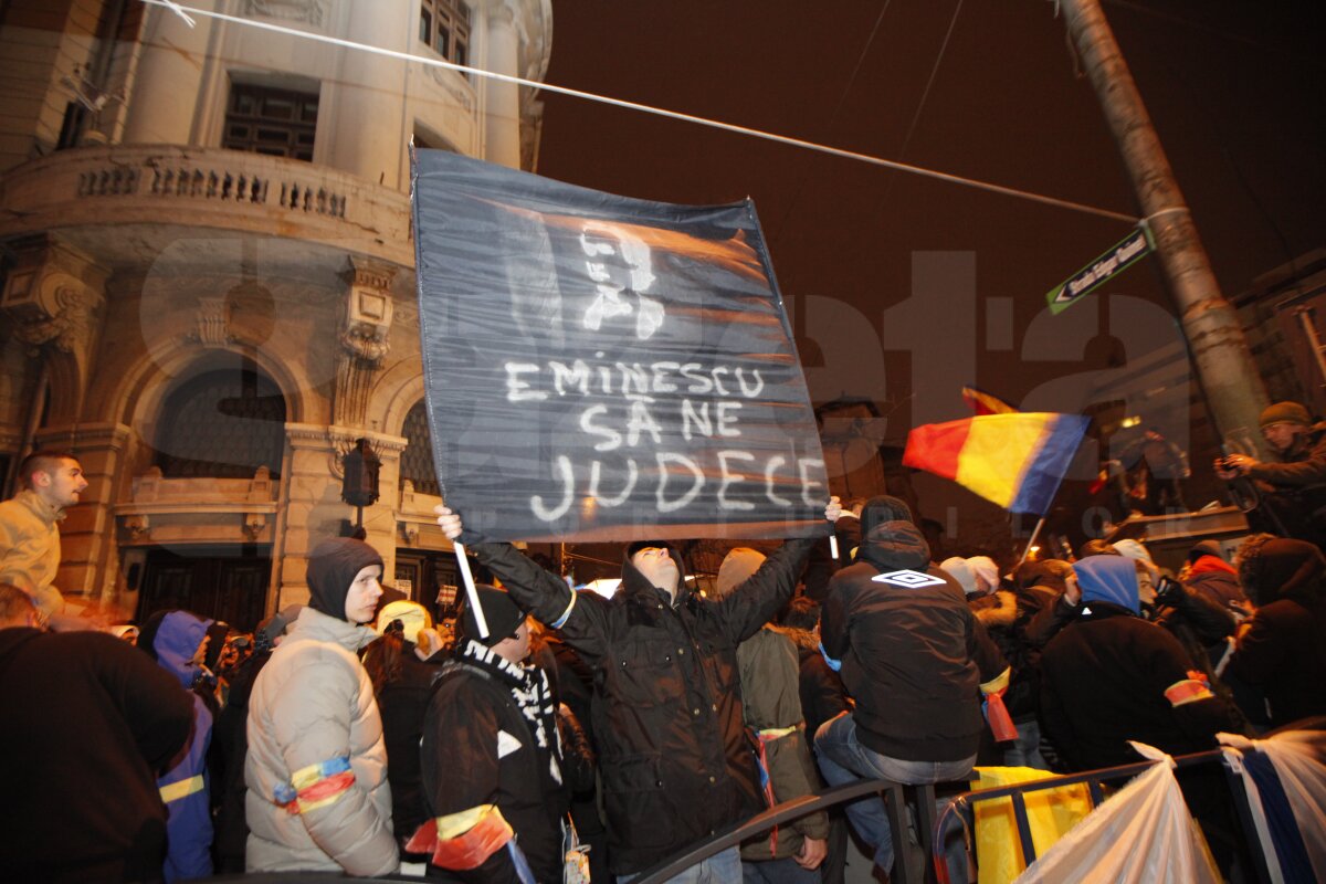 FOTO Aproape 2.000 de fani s-au adunat în Piaţa Constituţiei: "Suporteri, nu infractori"