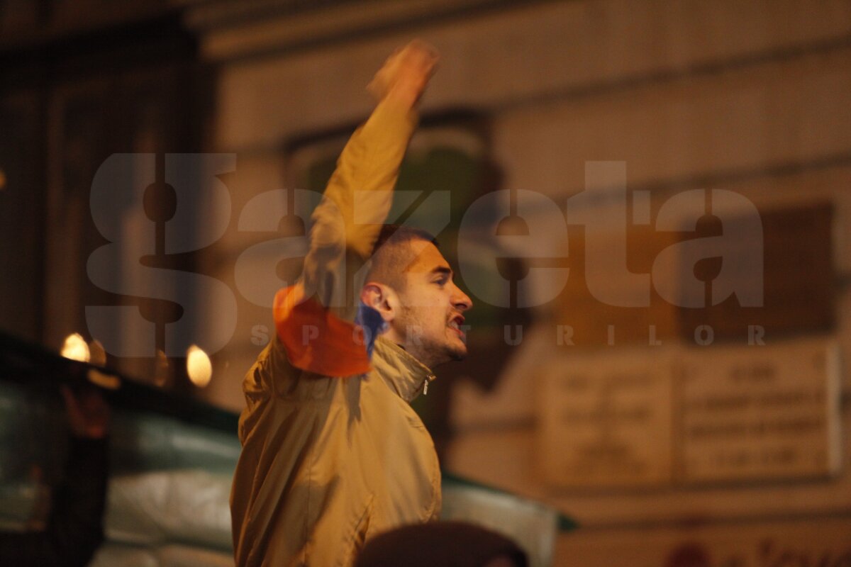 FOTO Aproape 2.000 de fani s-au adunat în Piaţa Constituţiei: "Suporteri, nu infractori"