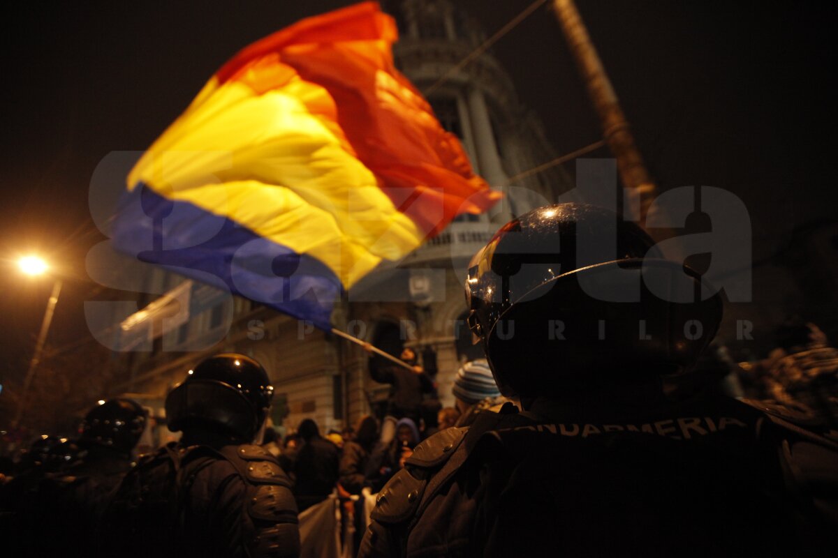 FOTO Aproape 2.000 de fani s-au adunat în Piaţa Constituţiei: "Suporteri, nu infractori"