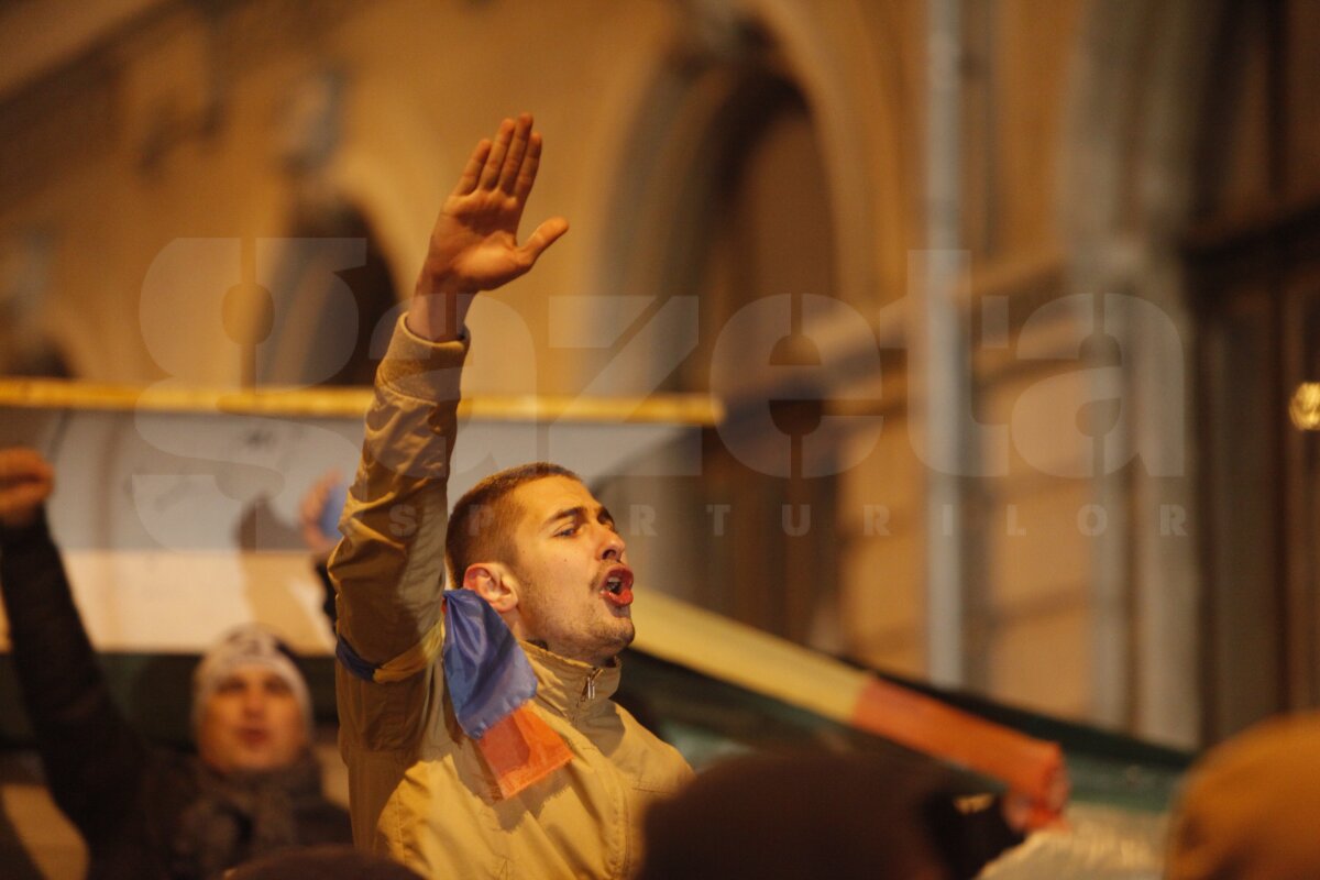 FOTO Aproape 2.000 de fani s-au adunat în Piaţa Constituţiei: "Suporteri, nu infractori"