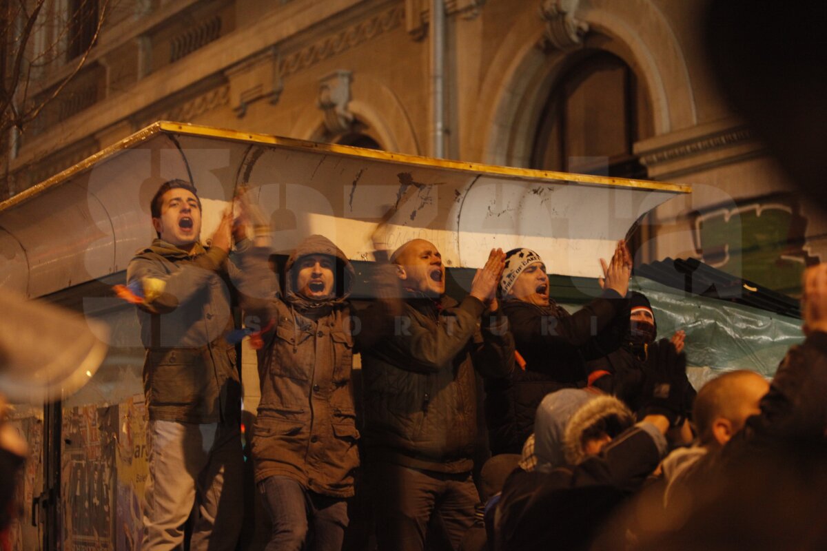 FOTO Aproape 2.000 de fani s-au adunat în Piaţa Constituţiei: "Suporteri, nu infractori"