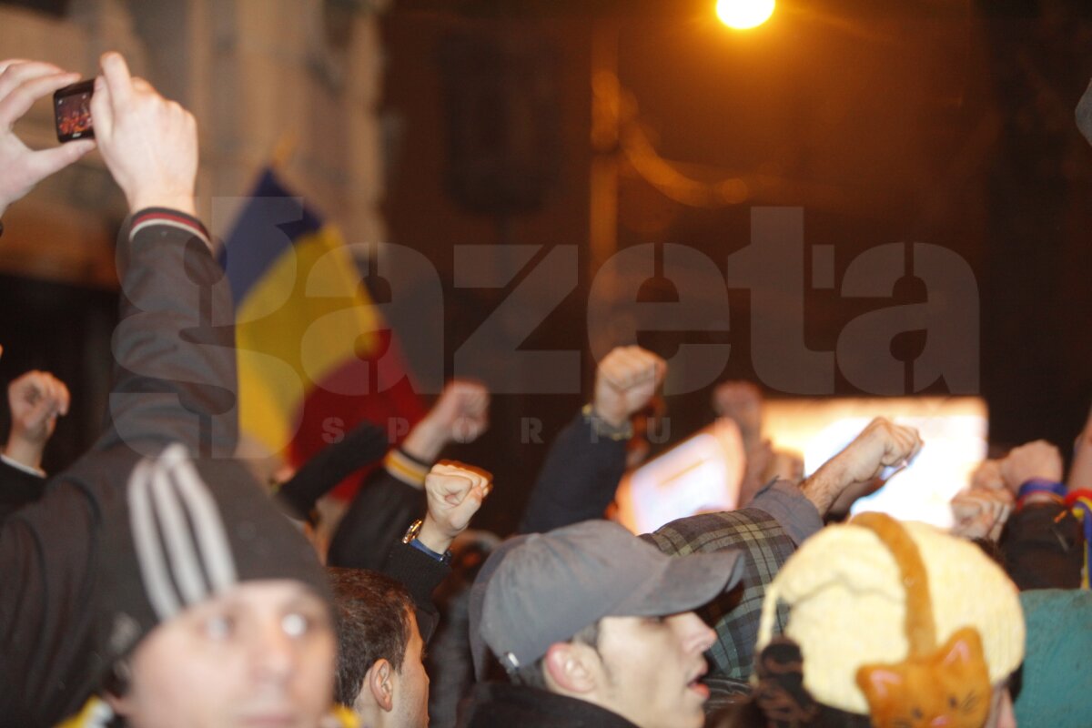 FOTO Aproape 2.000 de fani s-au adunat în Piaţa Constituţiei: "Suporteri, nu infractori"