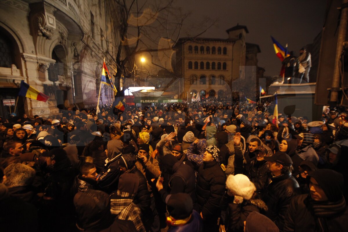 FOTO Aproape 2.000 de fani s-au adunat în Piaţa Constituţiei: "Suporteri, nu infractori"