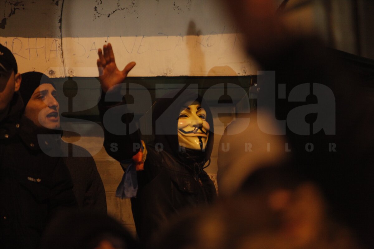 FOTO Aproape 2.000 de fani s-au adunat în Piaţa Constituţiei: "Suporteri, nu infractori"