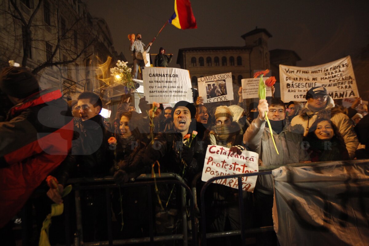 FOTO Aproape 2.000 de fani s-au adunat în Piaţa Constituţiei: "Suporteri, nu infractori"