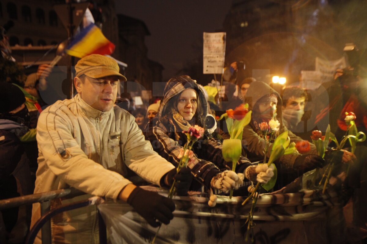 FOTO Aproape 2.000 de fani s-au adunat în Piaţa Constituţiei: "Suporteri, nu infractori"