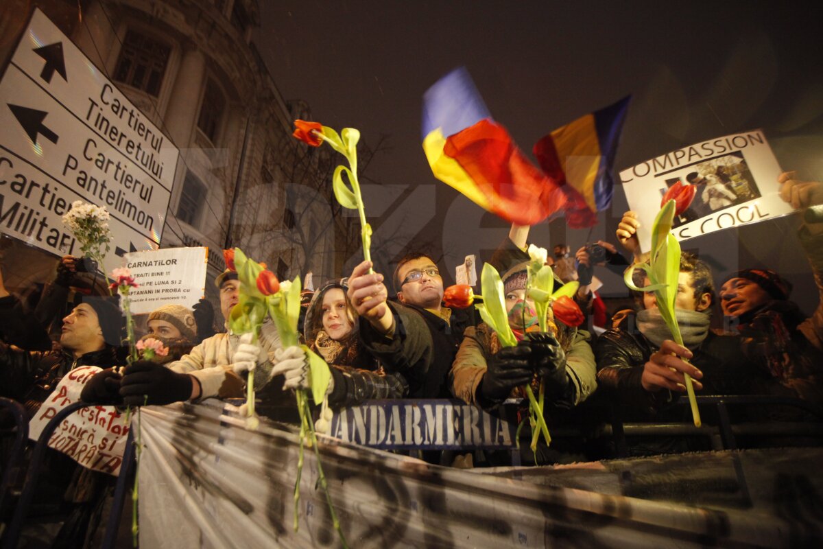 FOTO Aproape 2.000 de fani s-au adunat în Piaţa Constituţiei: "Suporteri, nu infractori"