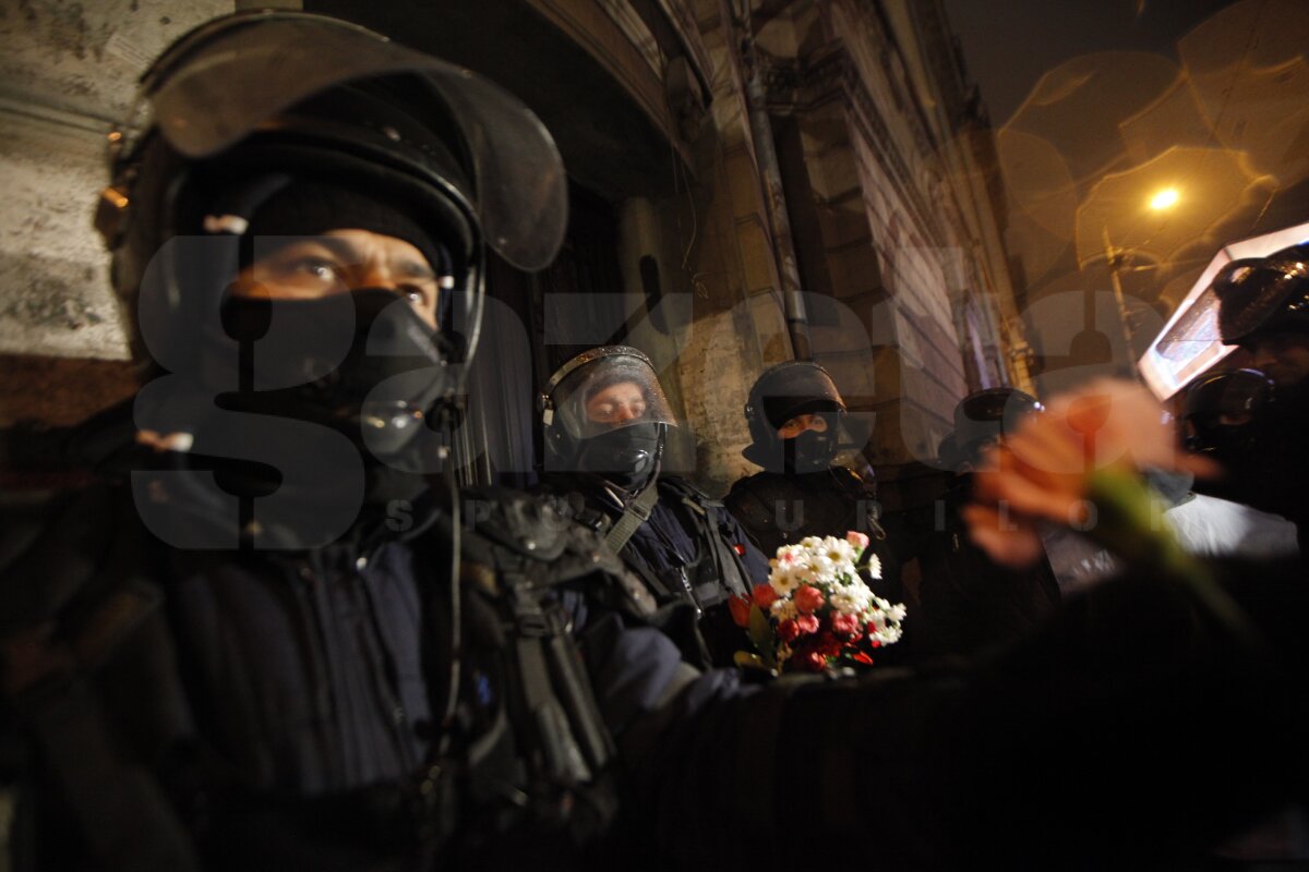 FOTO Aproape 2.000 de fani s-au adunat în Piaţa Constituţiei: "Suporteri, nu infractori"