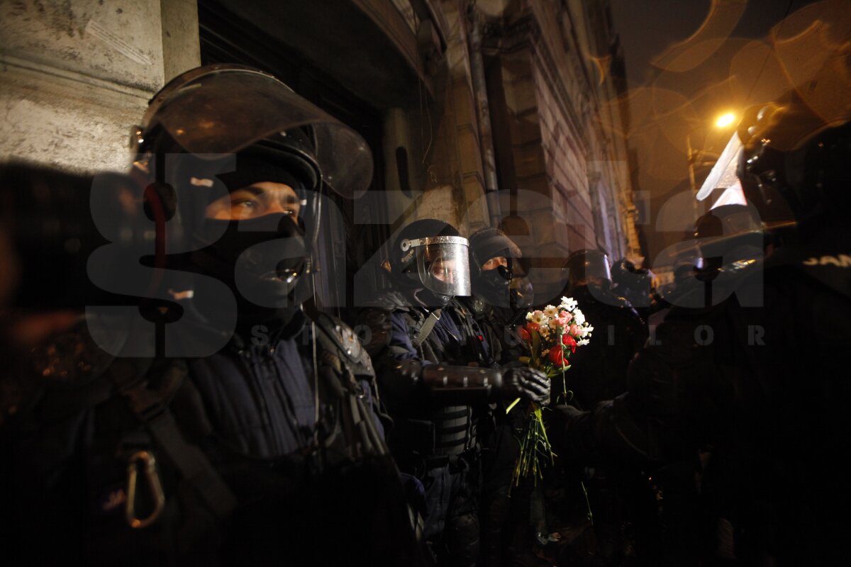 FOTO Aproape 2.000 de fani s-au adunat în Piaţa Constituţiei: "Suporteri, nu infractori"