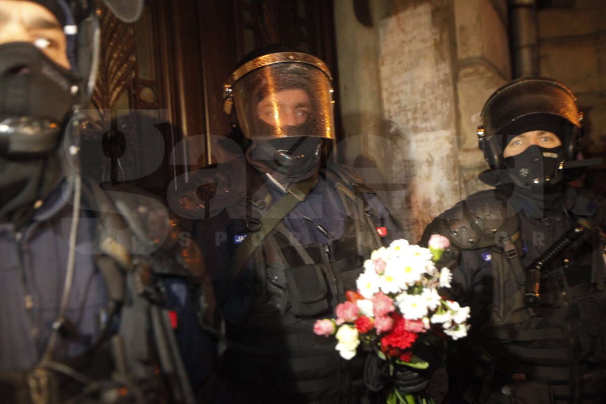 FOTO Aproape 2.000 de fani s-au adunat în Piaţa Constituţiei: "Suporteri, nu infractori"