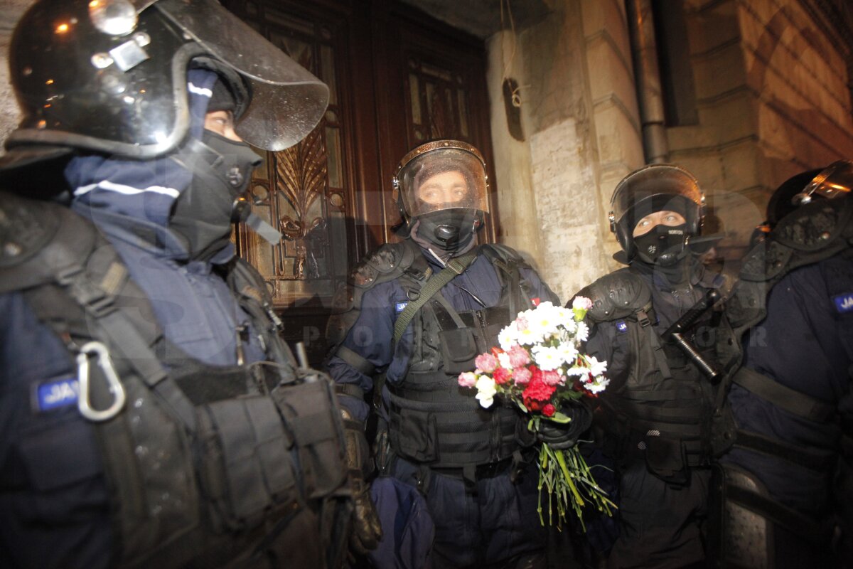 FOTO Aproape 2.000 de fani s-au adunat în Piaţa Constituţiei: "Suporteri, nu infractori"