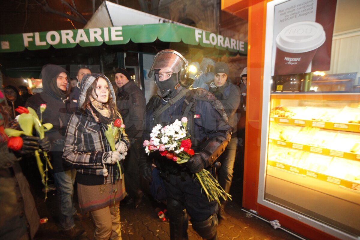 FOTO Aproape 2.000 de fani s-au adunat în Piaţa Constituţiei: "Suporteri, nu infractori"