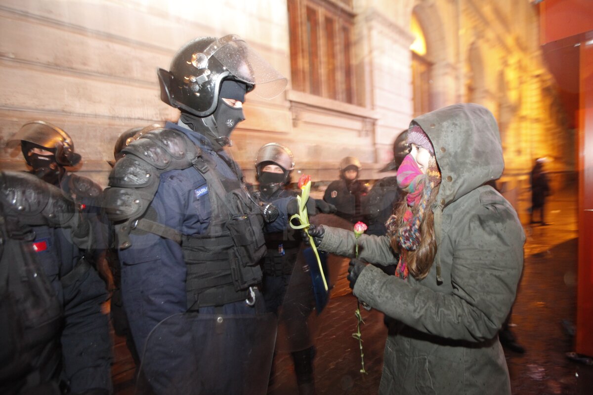 FOTO Aproape 2.000 de fani s-au adunat în Piaţa Constituţiei: "Suporteri, nu infractori"