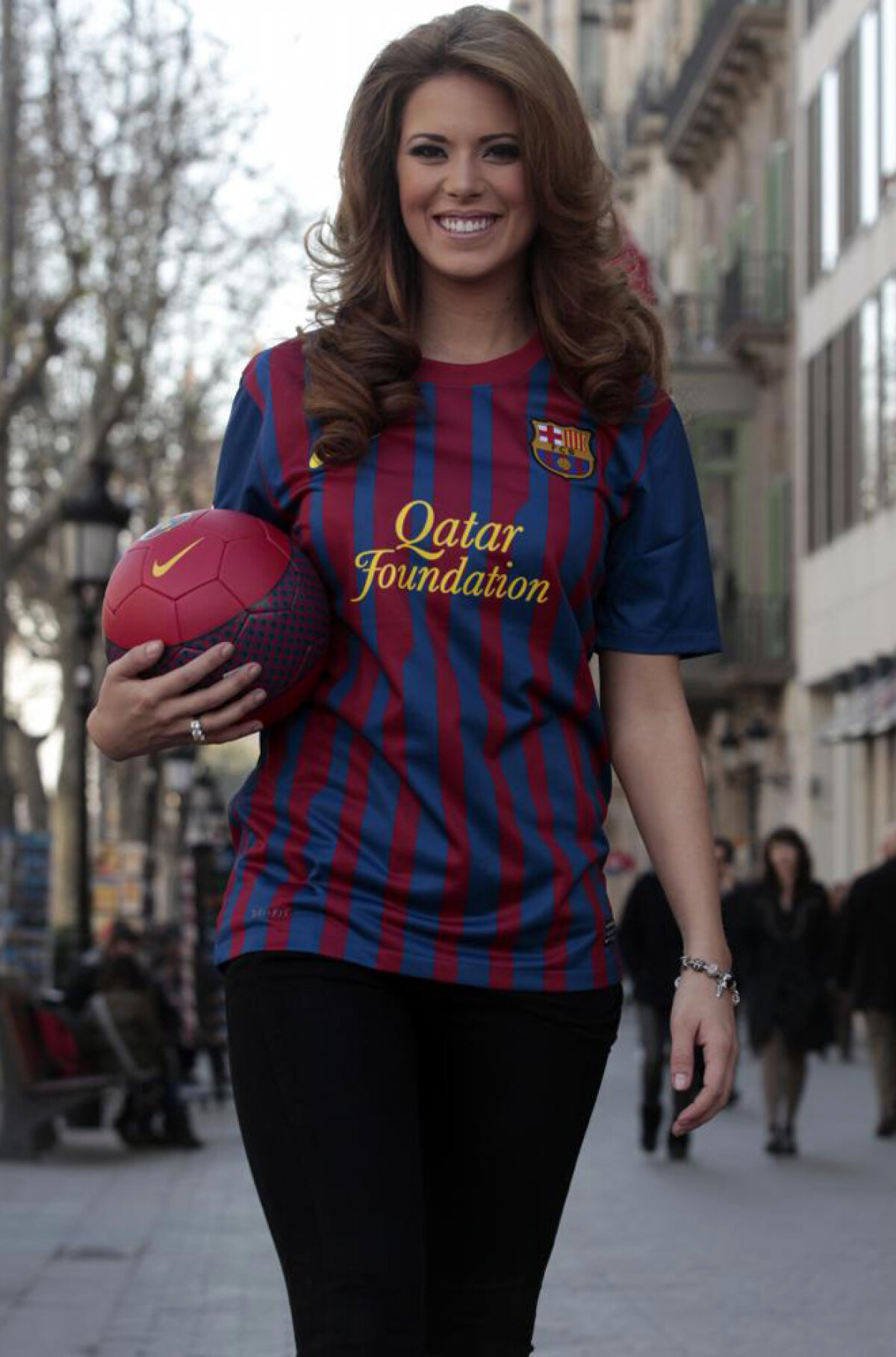 GALERIE FOTO » Miss Spania ţine cu Barca şi crede într-o nouă victorie diseară