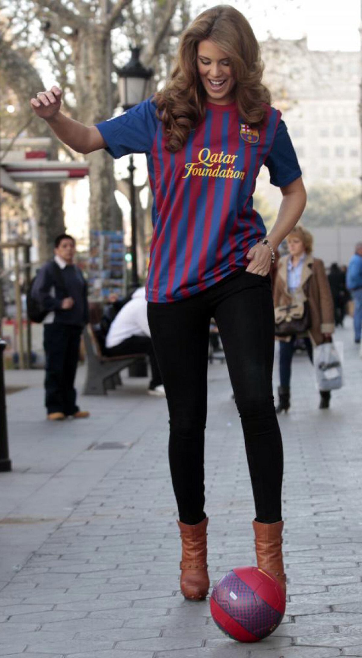 GALERIE FOTO » Miss Spania ţine cu Barca şi crede într-o nouă victorie diseară