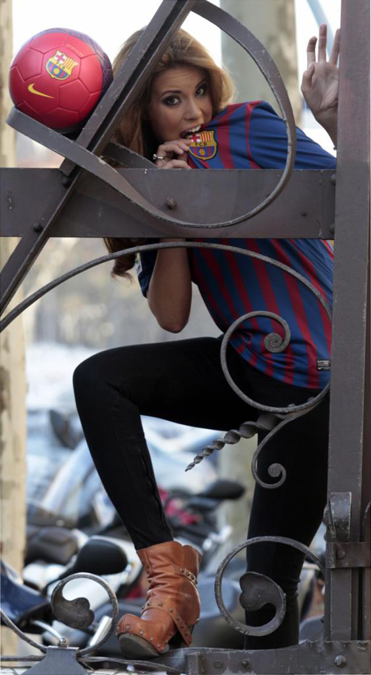 GALERIE FOTO » Miss Spania ţine cu Barca şi crede într-o nouă victorie diseară