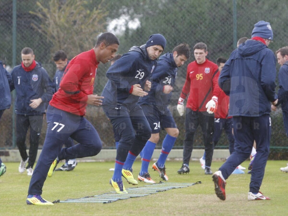 FOTO Steliştii n-au deloc noroc » Au scăpat de zăpadă, iar acum se antrenează în ploaie