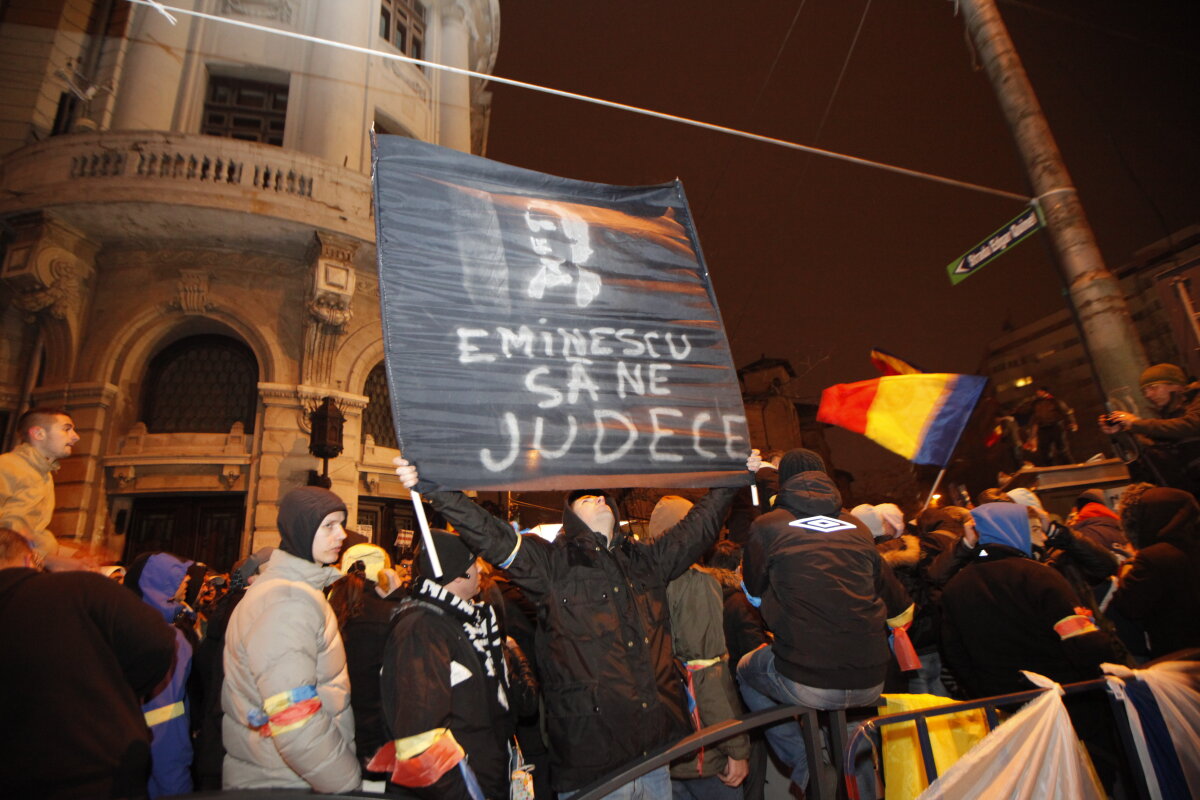 FOTO Povestea unei seri departe de stadion, în Piaţa Universităţii » Cum tac bastoanele şi cîntă fularele