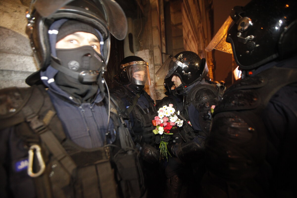 FOTO Povestea unei seri departe de stadion, în Piaţa Universităţii » Cum tac bastoanele şi cîntă fularele