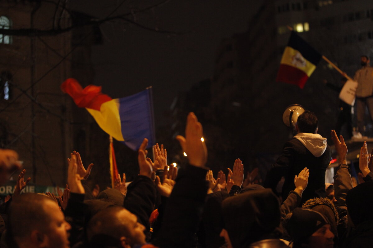 FOTO Povestea unei seri departe de stadion, în Piaţa Universităţii » Cum tac bastoanele şi cîntă fularele