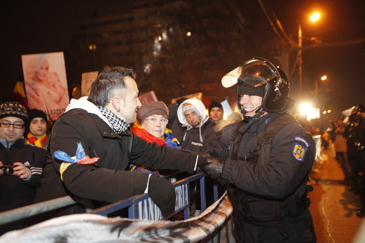 FOTO Povestea unei seri departe de stadion, în Piaţa Universităţii » Cum tac bastoanele şi cîntă fularele