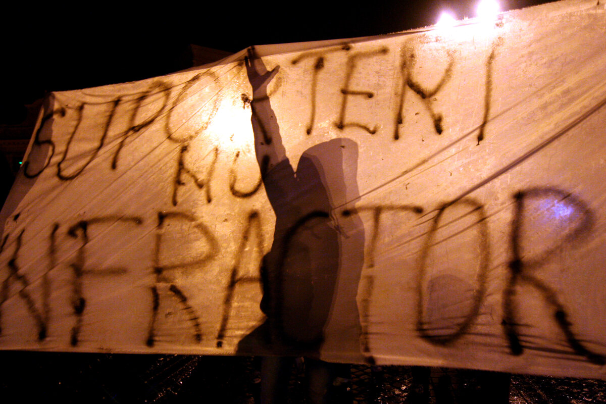 FOTO Povestea unei seri departe de stadion, în Piaţa Universităţii » Cum tac bastoanele şi cîntă fularele