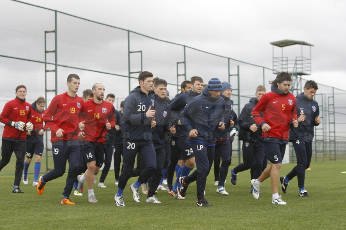 FOTO Ilie Stan îi pregăteşte de meciuri » Mingea a redevenit partenera steliştilor la antrenamente