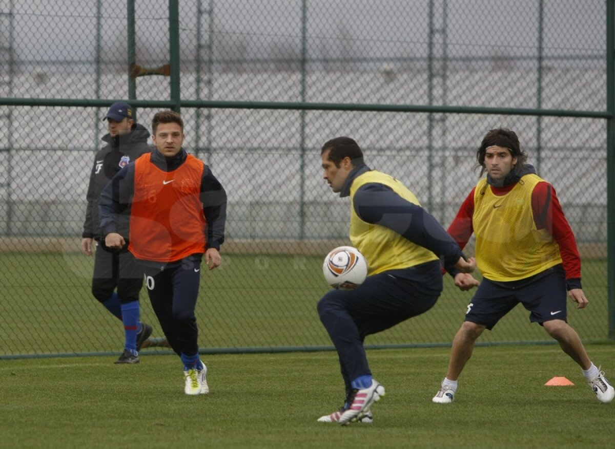 FOTO Ilie Stan îi pregăteşte de meciuri » Mingea a redevenit partenera steliştilor la antrenamente