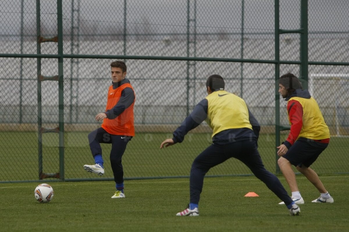 FOTO Ilie Stan îi pregăteşte de meciuri » Mingea a redevenit partenera steliştilor la antrenamente