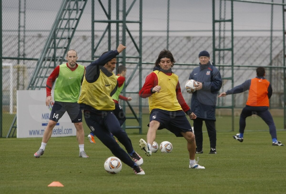 FOTO Ilie Stan îi pregăteşte de meciuri » Mingea a redevenit partenera steliştilor la antrenamente