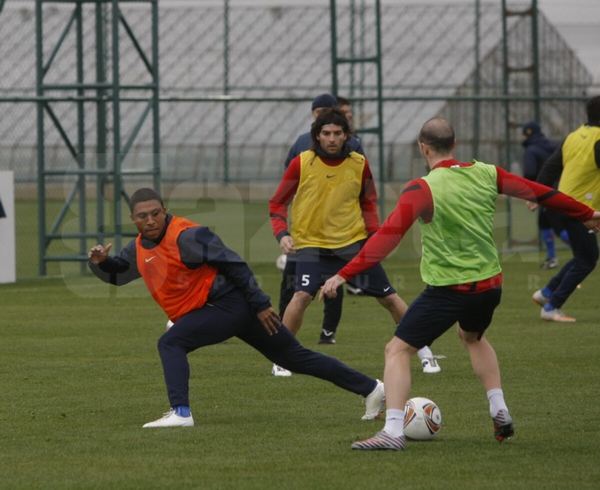 FOTO Ilie Stan îi pregăteşte de meciuri » Mingea a redevenit partenera steliştilor la antrenamente