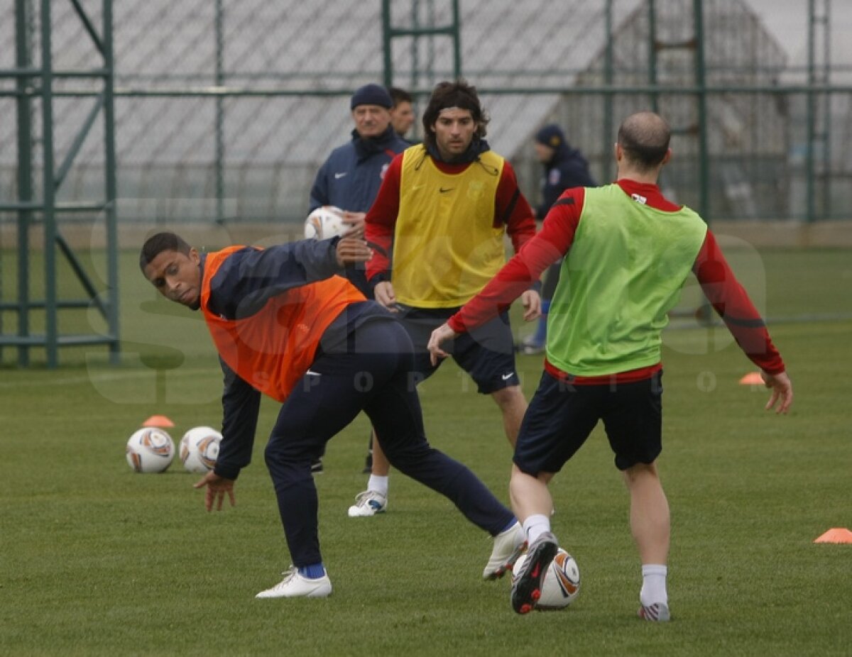 FOTO Ilie Stan îi pregăteşte de meciuri » Mingea a redevenit partenera steliştilor la antrenamente