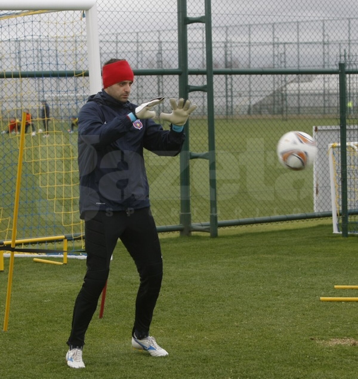 FOTO Ilie Stan îi pregăteşte de meciuri » Mingea a redevenit partenera steliştilor la antrenamente