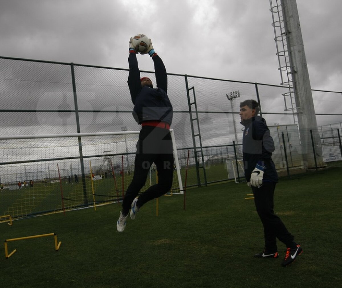 FOTO Ilie Stan îi pregăteşte de meciuri » Mingea a redevenit partenera steliştilor la antrenamente