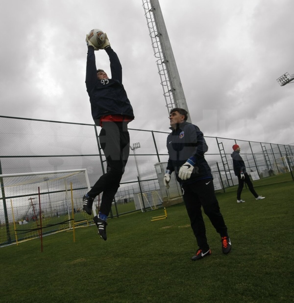 FOTO Ilie Stan îi pregăteşte de meciuri » Mingea a redevenit partenera steliştilor la antrenamente