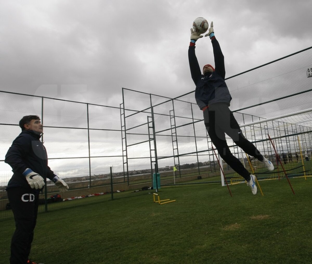 FOTO Ilie Stan îi pregăteşte de meciuri » Mingea a redevenit partenera steliştilor la antrenamente
