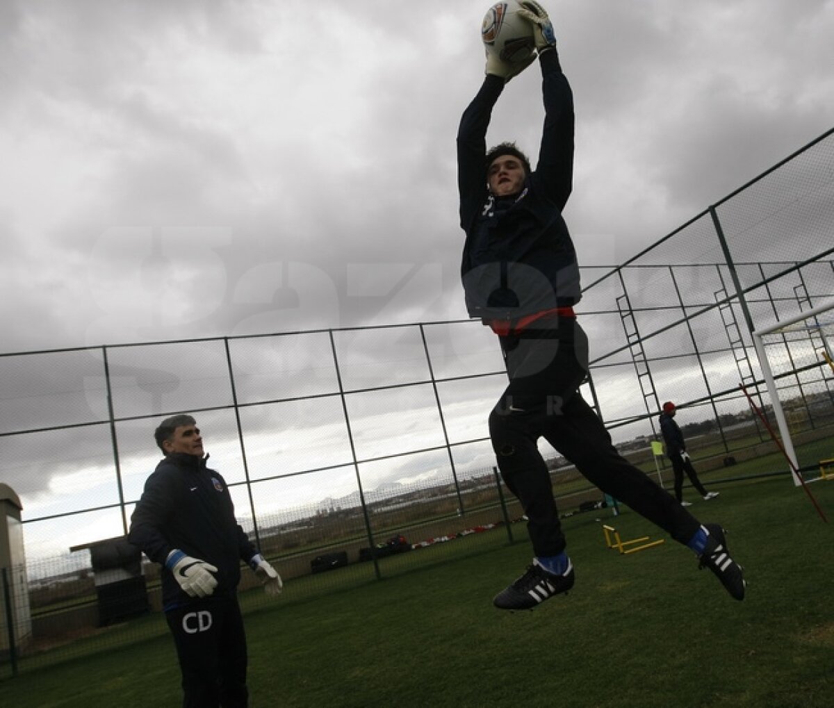 FOTO Ilie Stan îi pregăteşte de meciuri » Mingea a redevenit partenera steliştilor la antrenamente